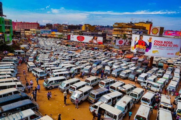 ウガンダのタクシー広場は見渡す限り古い100系のハイエースだらけ